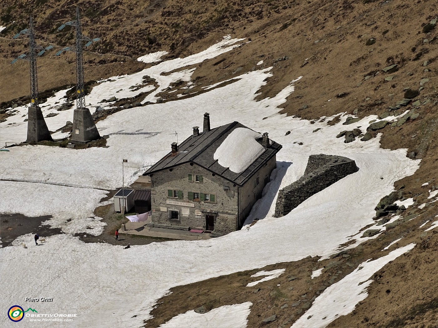 64 Zoom dall'alto sulla Cantoniera di Ca' San Marco (1830 m) .JPG